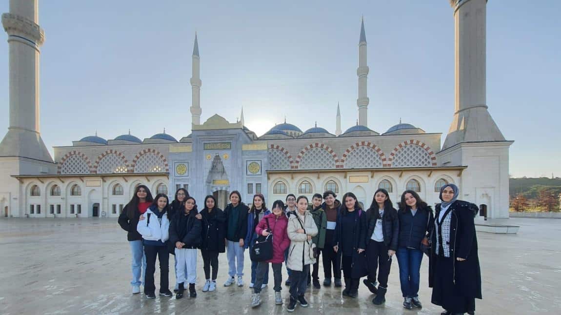 Öğrencilerimiz Çamlıca Camii ve Külliyesini ziyaret etmişlerdir.